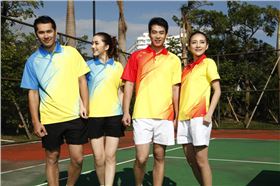 思腾网球服的模特试穿图片